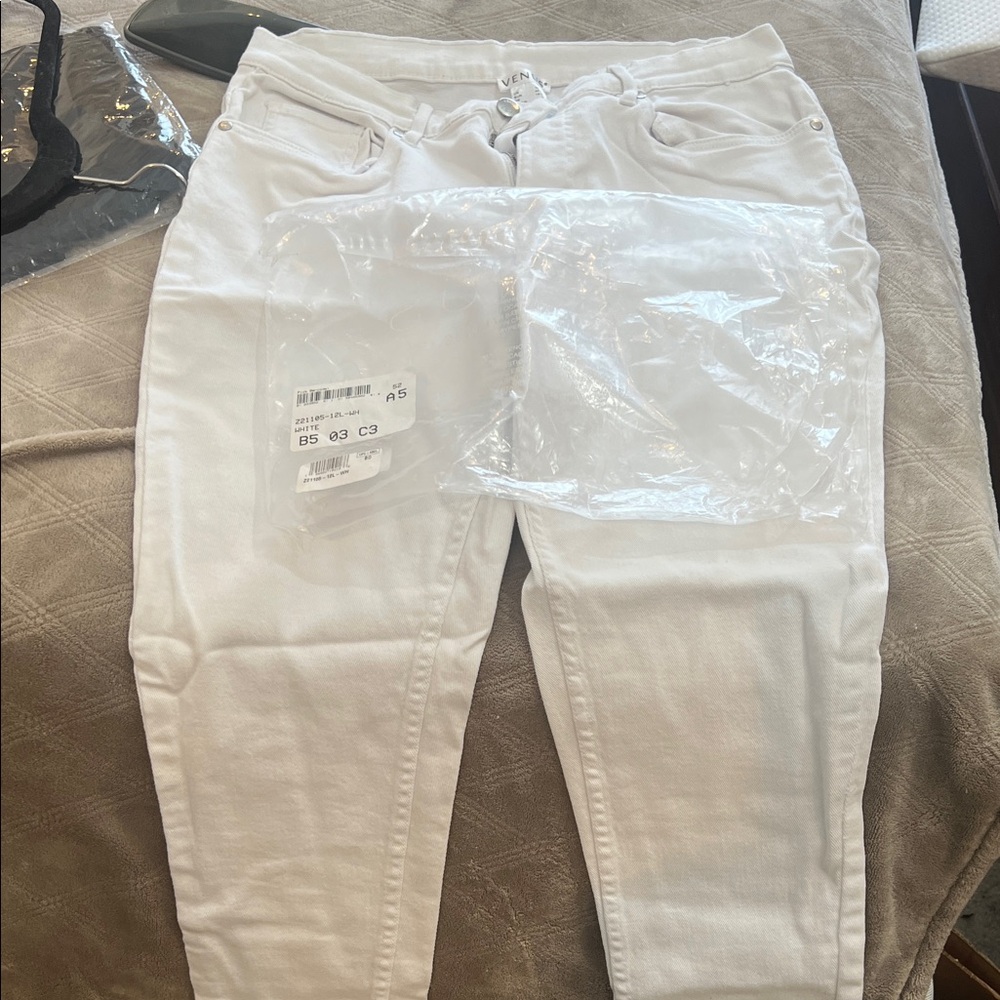 VENUS Crisp White Jeans
